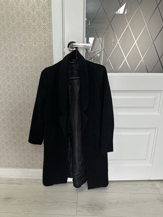 Женское пальто красное и черное