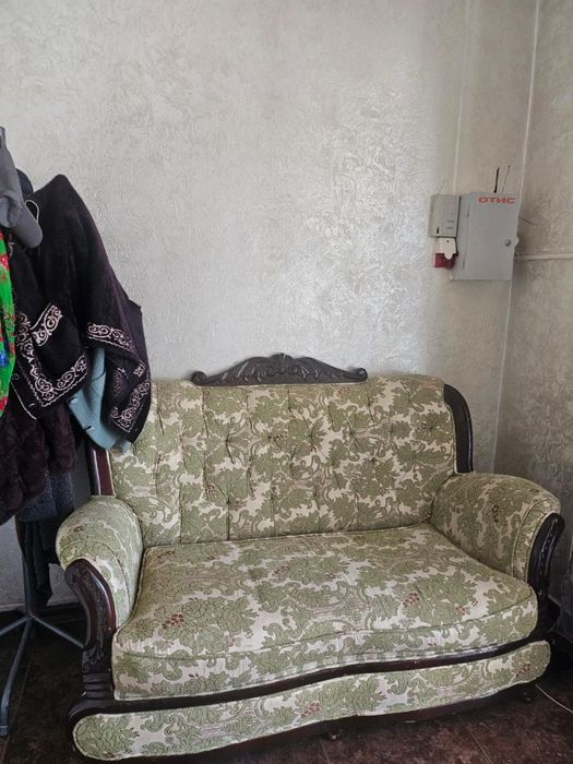 Зелёный диван в хорошем
