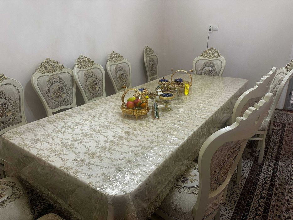 Стол со стульями как новый