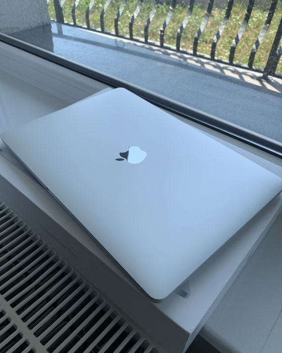 MacBook Pro 13” 2022 M2 | 8GB RAM | 512GB SSD | Touch Bar + Apple Magic Mouse