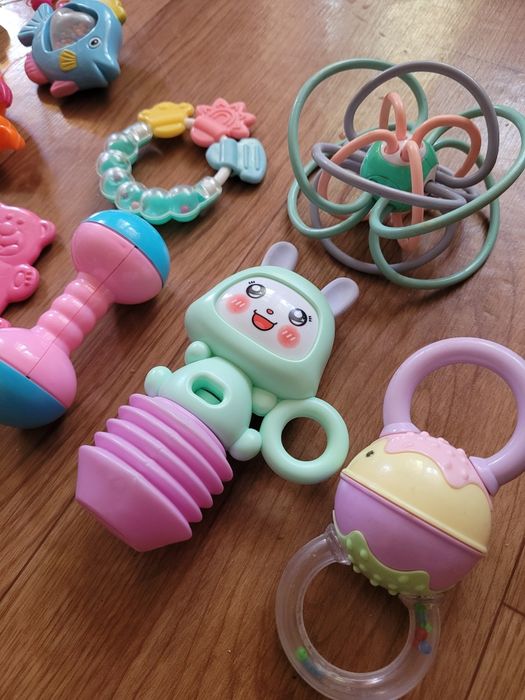 Игрушки погремушки для малыша