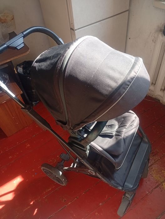 Продам коляску и зимние бошмаки