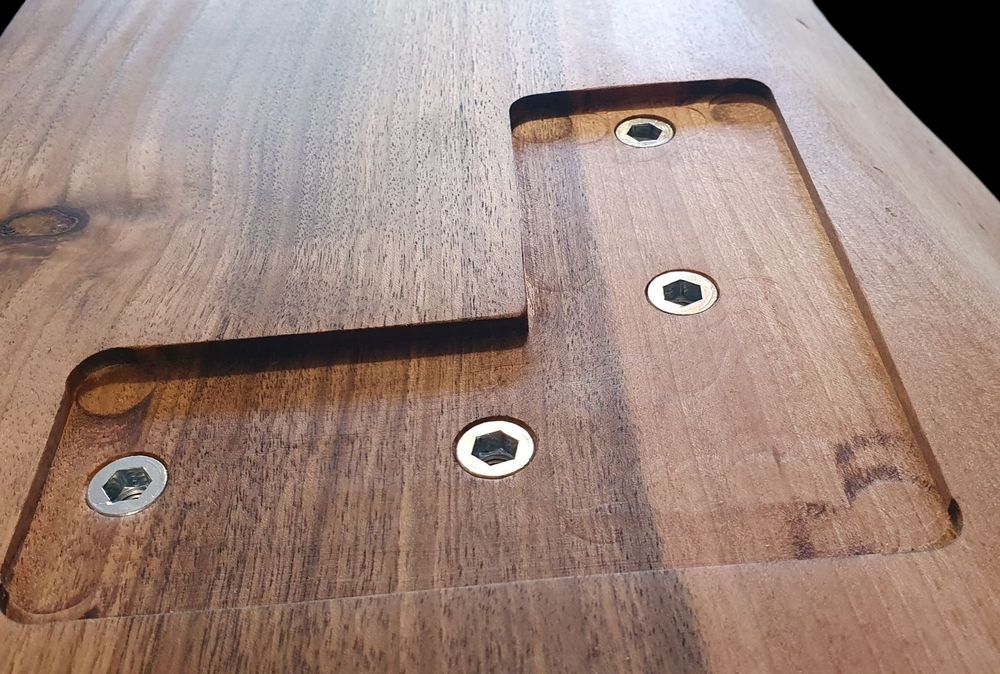 Масa за кафе. Масив орех с черна епоксидна смола.