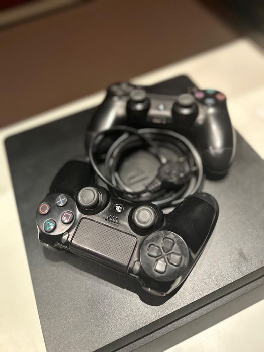 Vand playstation 4 cu 2 controllere + jocuri