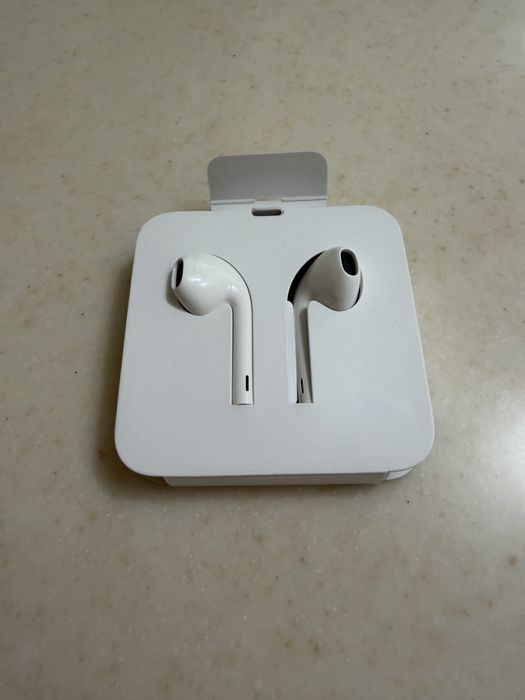 Продам новый паурбанк в упаковке, новые проводные наушники Apple 11
