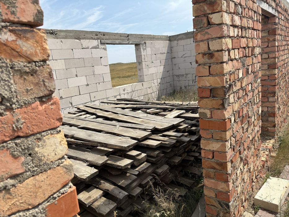 Продам земельный участок с недостроенным домом