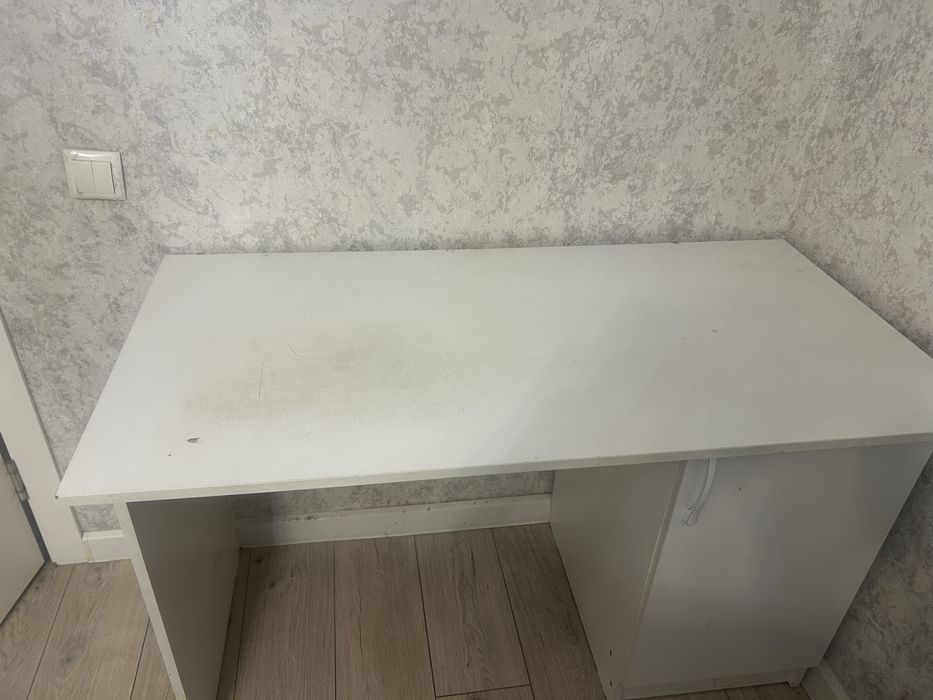 Стол белый со шкафчиком