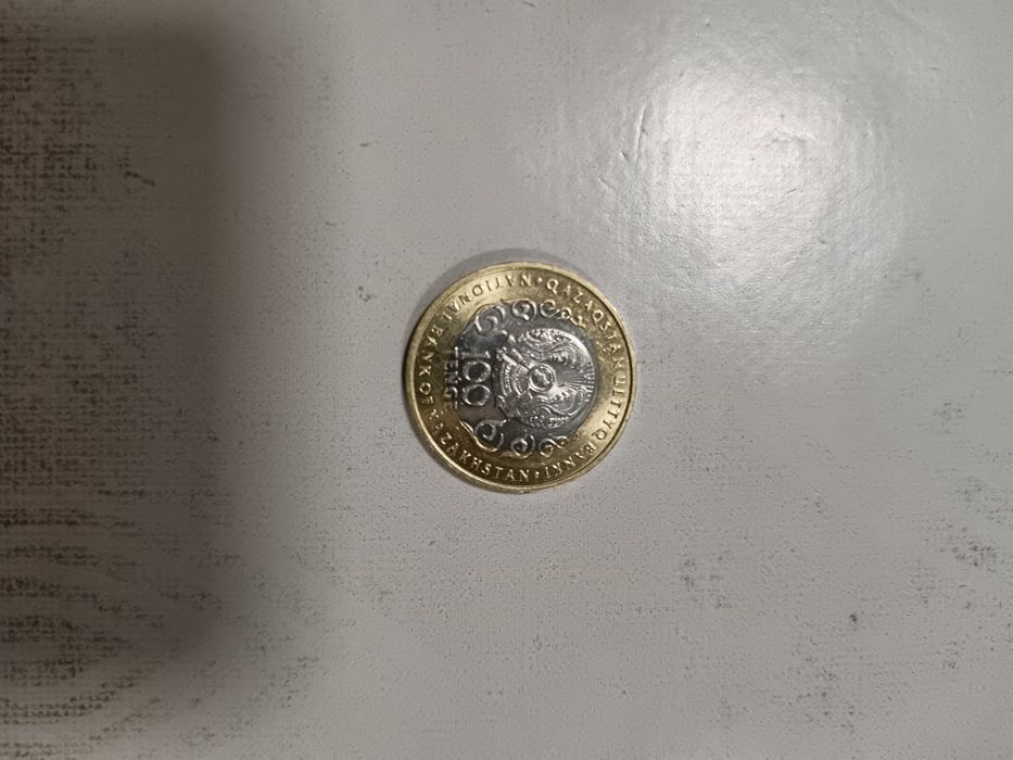 Монета номиналом 100