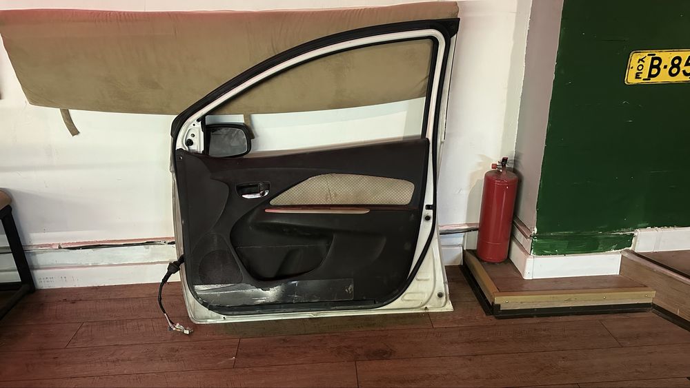 Дверь правая передняя Toyota Yaris