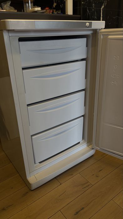 Продам морозильную камеру Indesit