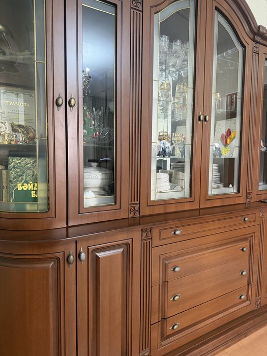 Продаю буфет в отличном состояние