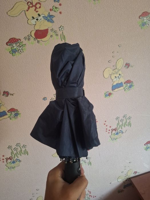 Tugmali soyabon sotiladi