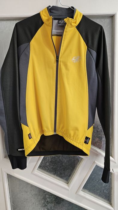 Вело-полар размер S.
Запазен в отлично състояние