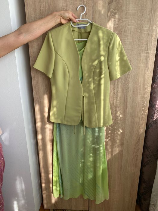 Vând costume de damă mărime 38-40 aproape noi nouțe