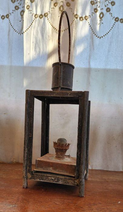 Керосиновые лампы и железнодорожный фонарь