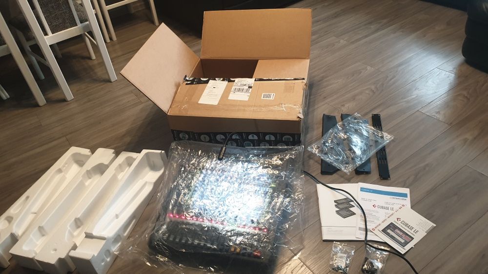 Vând mixer Dynacord Cms 1000 3 nou. Nefolosit...nezgarâiat. Țiplă. Top.
10 din 10..Unic proprietar. Thomann. Tot complet în cutie. Dispozitive pentru