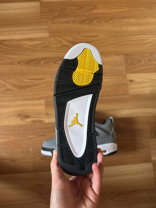 Sneakers Jordan4 cu eticheta (nu Nike, Gucci, Adidas, Balenciaga)