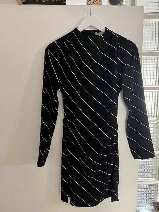 Rochie H&M neagră cu dungi albe oblice XS mâneci lungi nou cu etichet