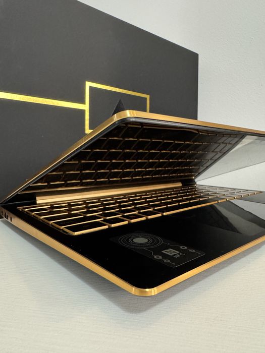 Laptop BasM Gold -metal case