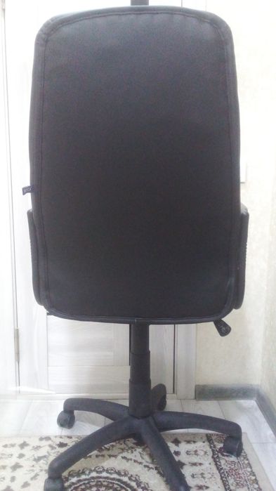 Продается офисное кресло в отличном состоянии.  Кожзаменитель