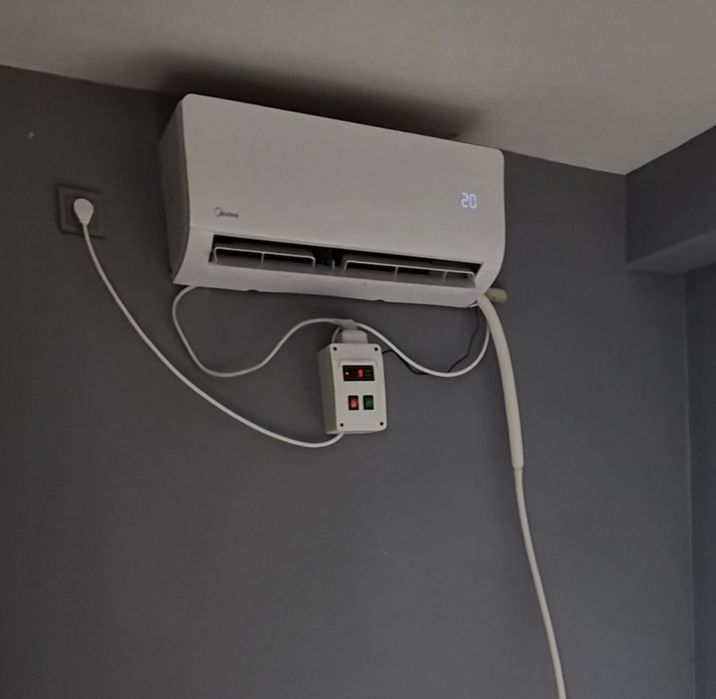 Midea кондиционер, 1,5 года, после обслуживания, заправлен фреоном