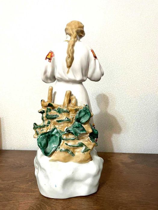 Фарфоровая статуэтка девушка с косой в народном костюме