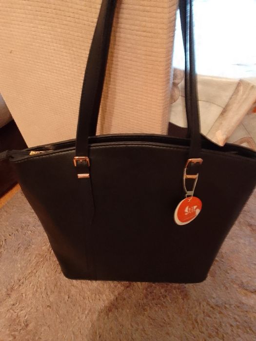 Продавам Дамска чанта чисто нова