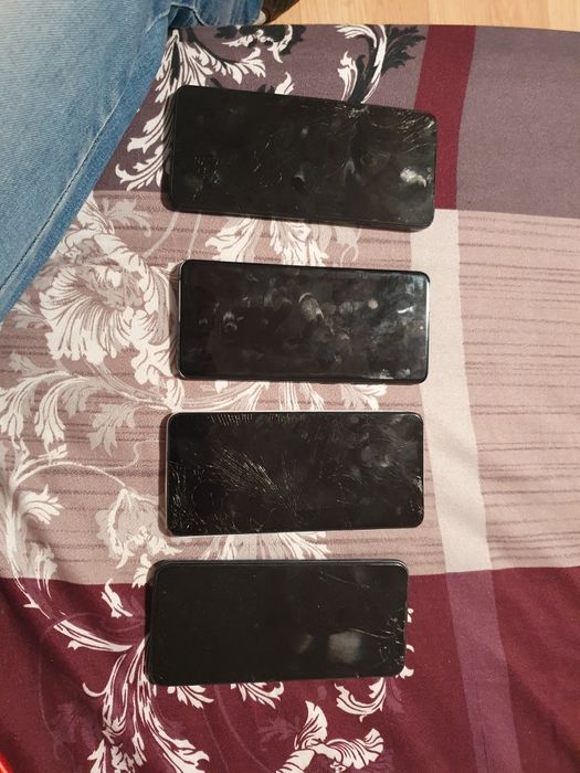 Vând telefoane defecte