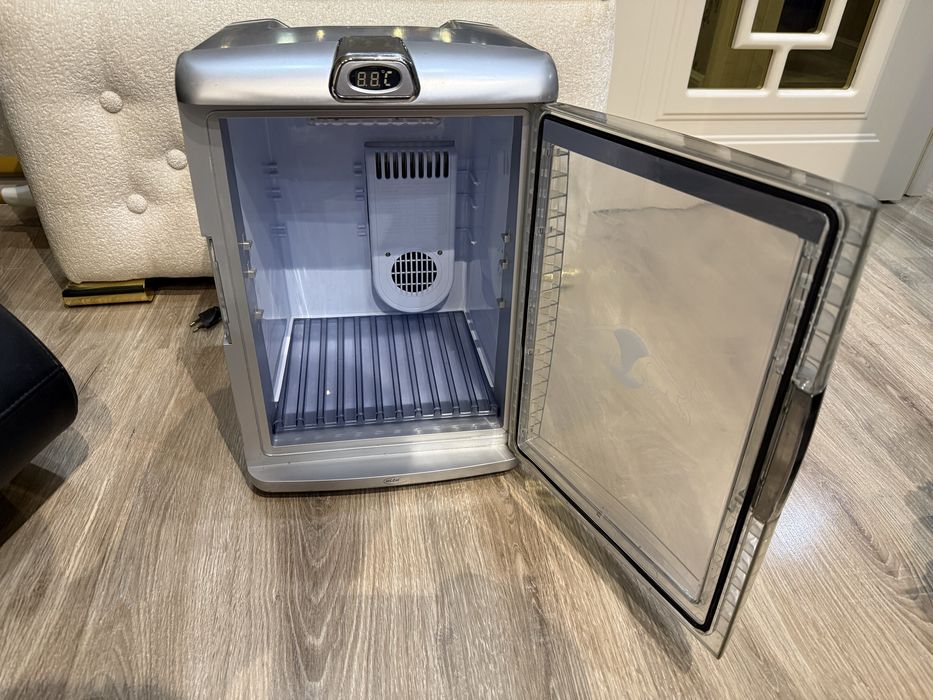 * мини холодильник RED BULL не большой очень удобный