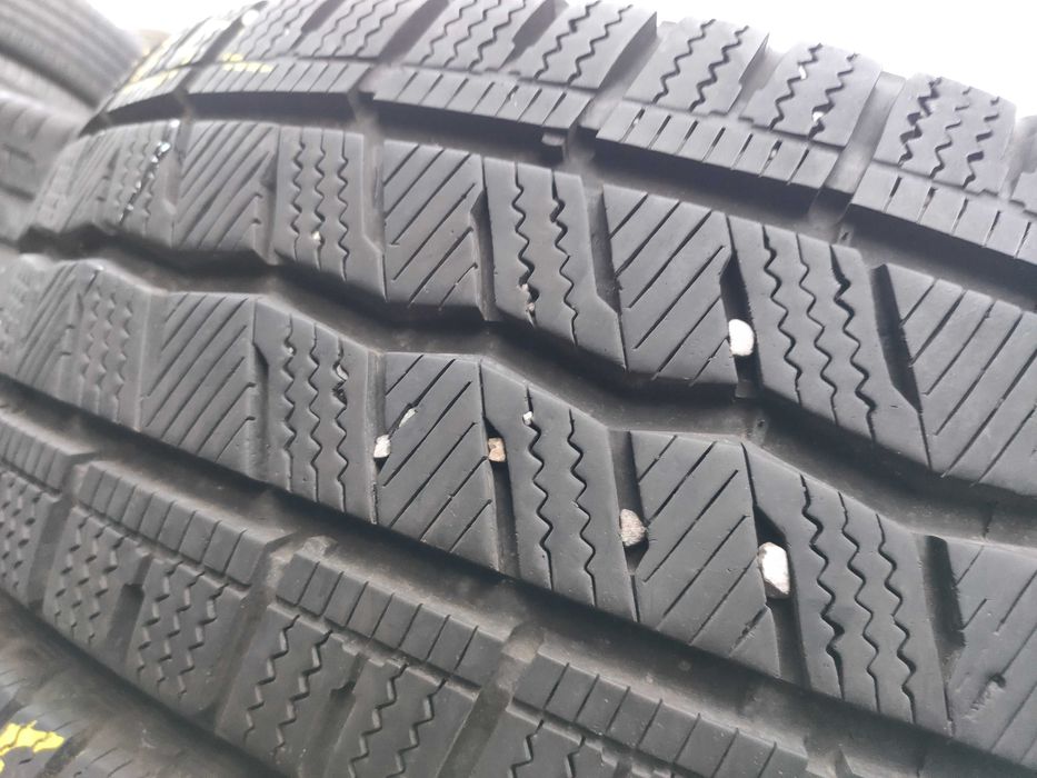 2бр Зимни гуми за бус 225 70 15 С - Hankook