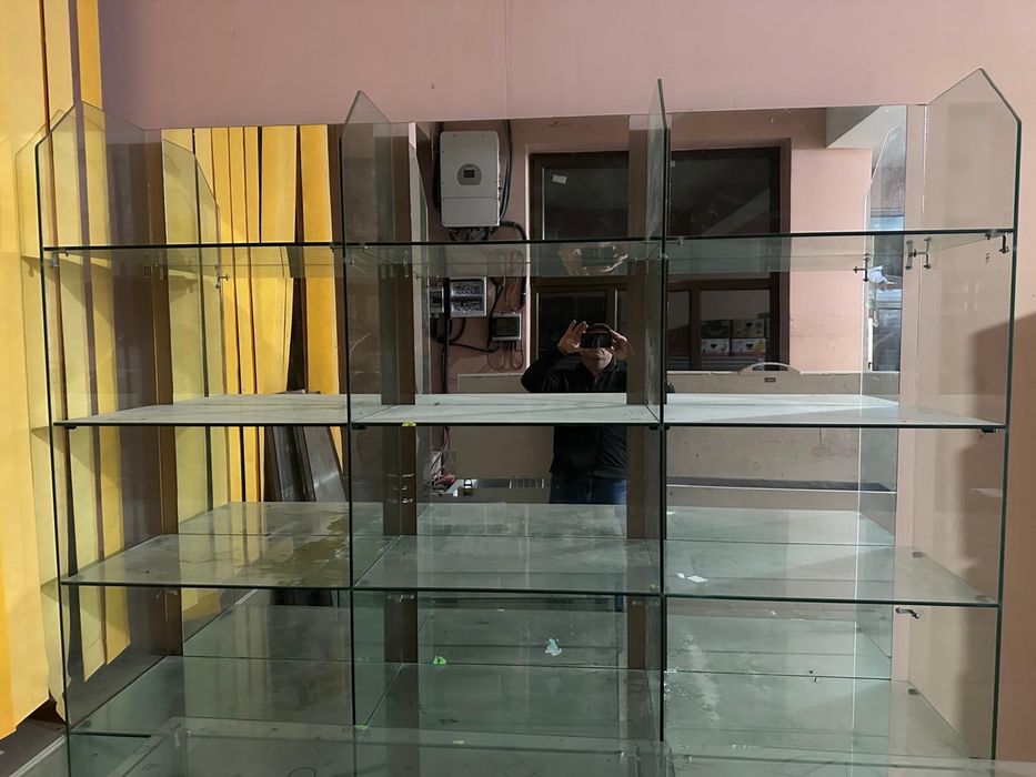 Vând rafturi din sticla cu oglinda pe spate si tonete