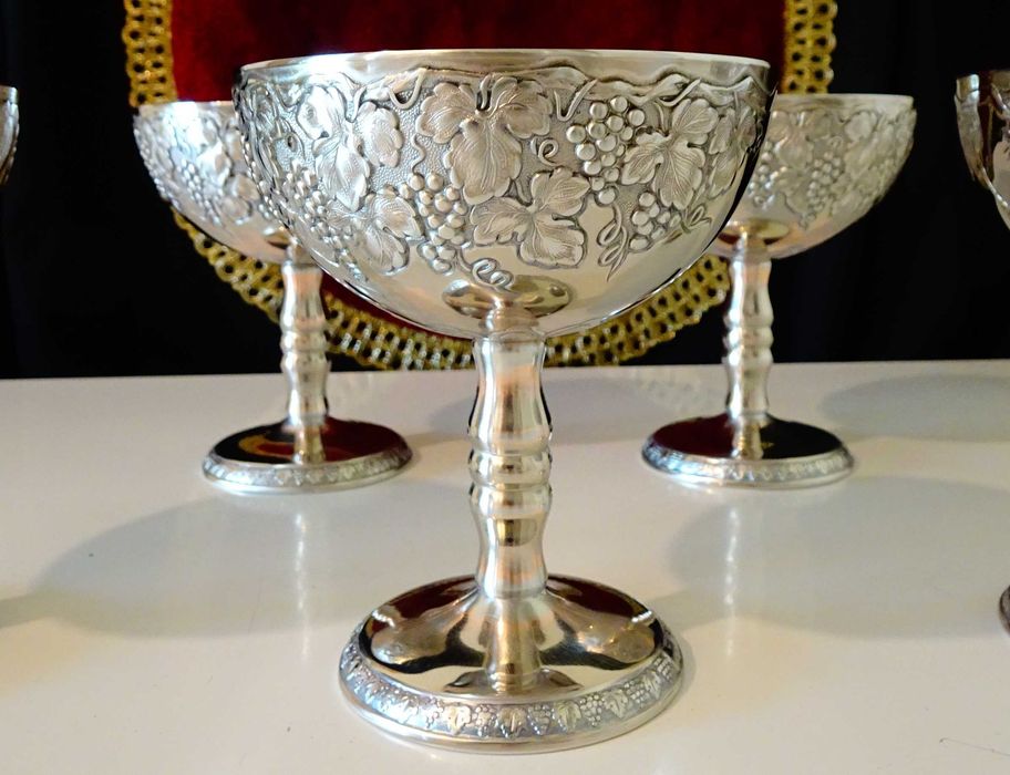 Посребрена медна чаша за вино,бокал,лози,грозде.