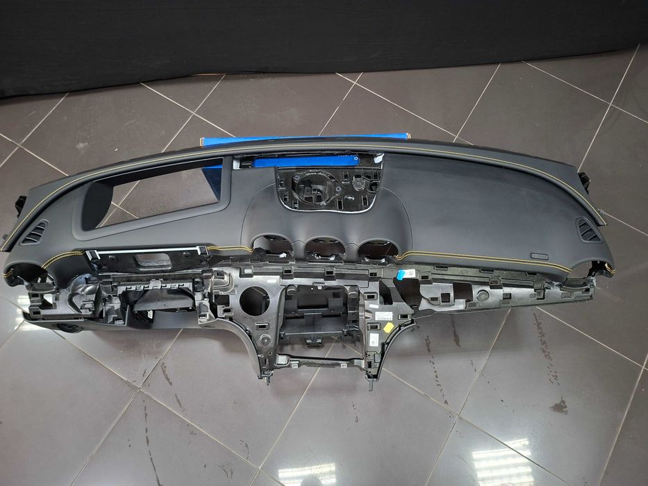Ново Кожено Табло с Жълт шев Mercedes W206 AMG HUD