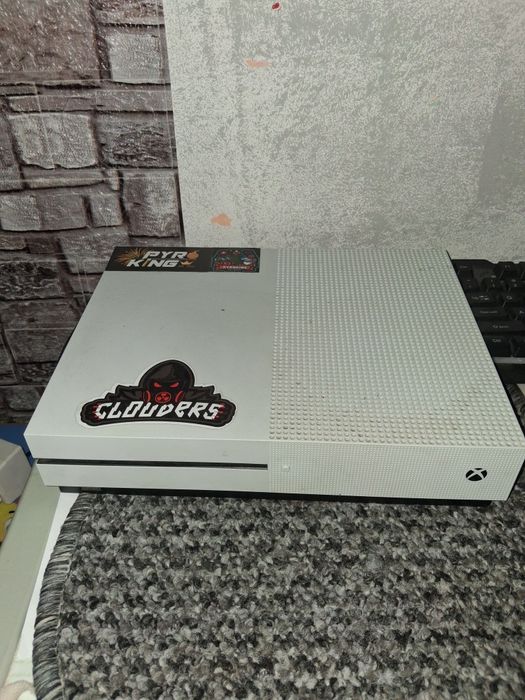 Vand xbox one s cu consola si jocuri ,tastatura myria