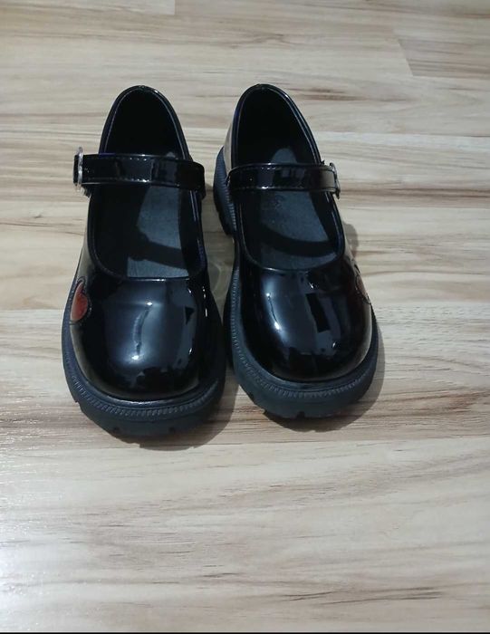 Pantofi pt fete,usori,comozi si foarte frumosi,mar.34((21.7 cm int))