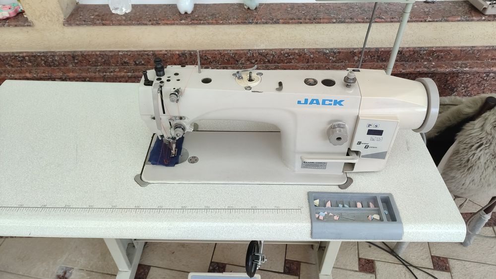 Шагащая швейная машинка