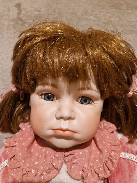 Păpușă de porțelan