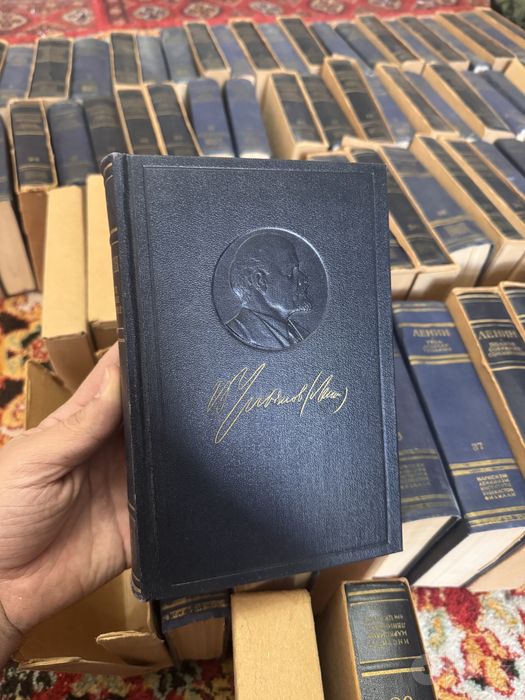 Книги Ленина на русском и узбекском языках