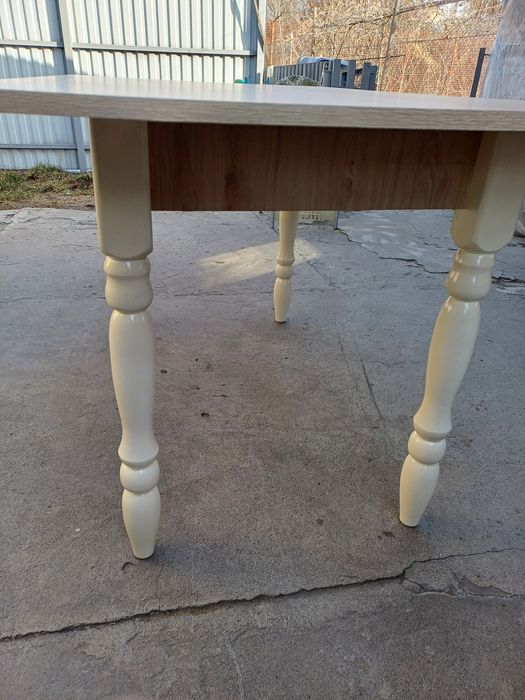 Продам стол кухонный.