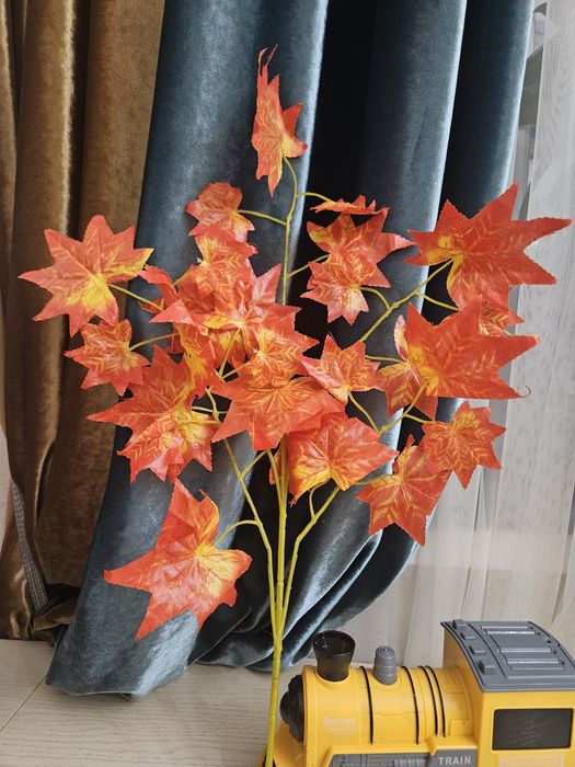 Искусственные ветки клена