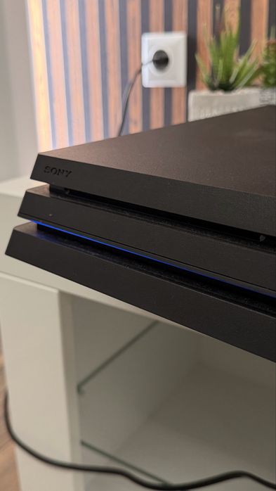 Playstation 4 pro ( два джойстика + fifa )