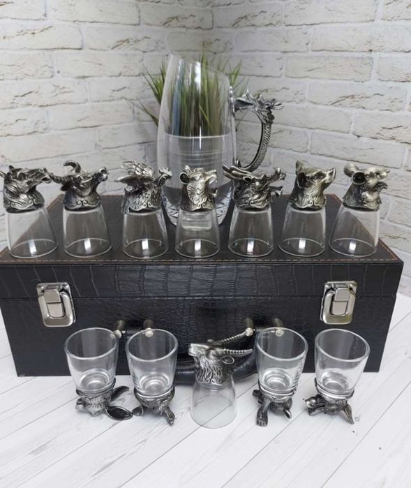 Рюмки с графином в кейсе