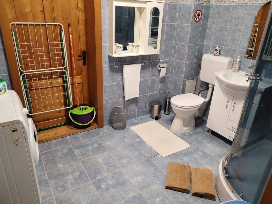 Închiriez casă 2 camere 110mp cu curte 600 mp.