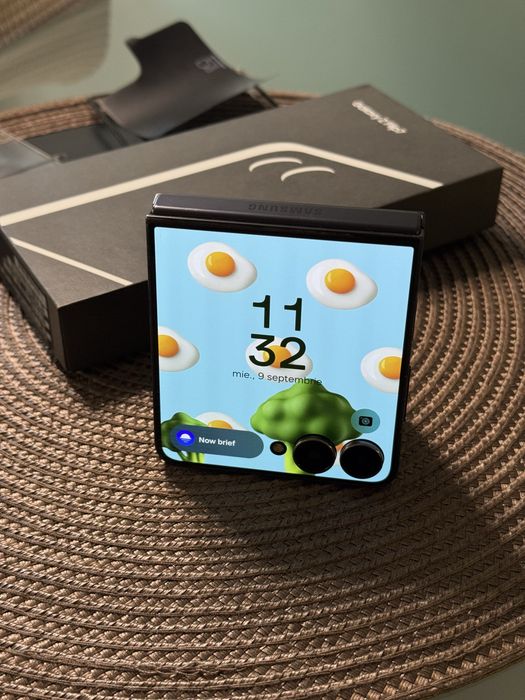 Samsung Galaxy Z flip 7 Black 256 Garantie | 12 GB Ram la cutie + husa
