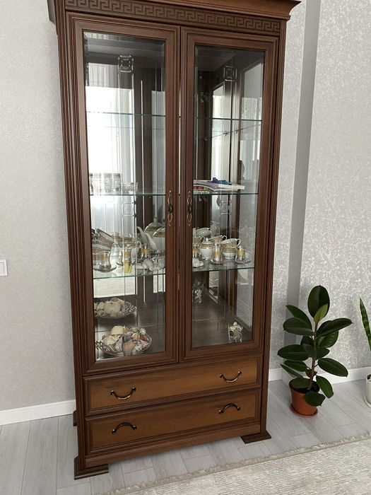 Продам сервант витрину