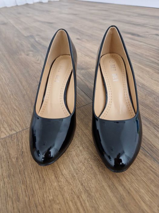 Pantofi negri lăcuiți
