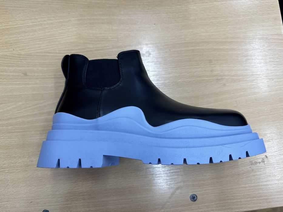 Vând bocanci , mărimea 39 , nepurtate , nou cu etichetă