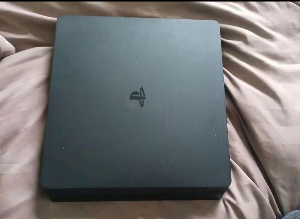 Продам PlayStation 4 slim