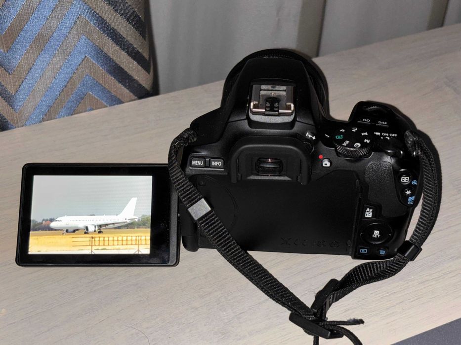 Canon EOS 250D с два обектива