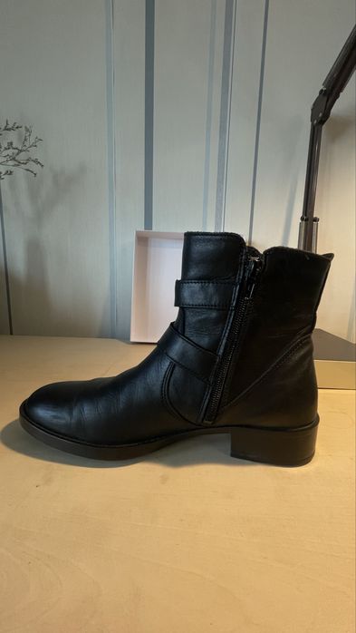 Продам кожаные ботинки в байкерском стиле.